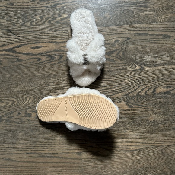 Fluffy white slippers - Picture 2 of 3